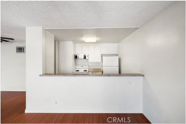 20930 Parthenia Street 116, Canoga Park (los Angeles), CA 91304