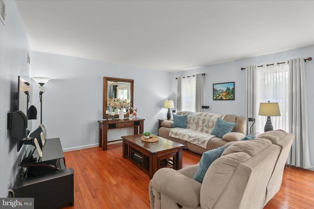 135 SURREY LN, York, PA 17402