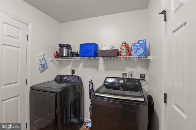 135 SURREY LN, York, PA 17402