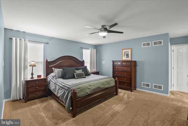 135 SURREY LN, York, PA 17402
