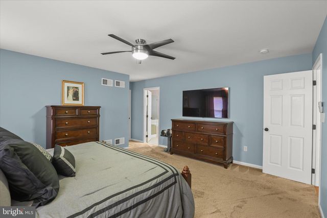 135 SURREY LN, York, PA 17402