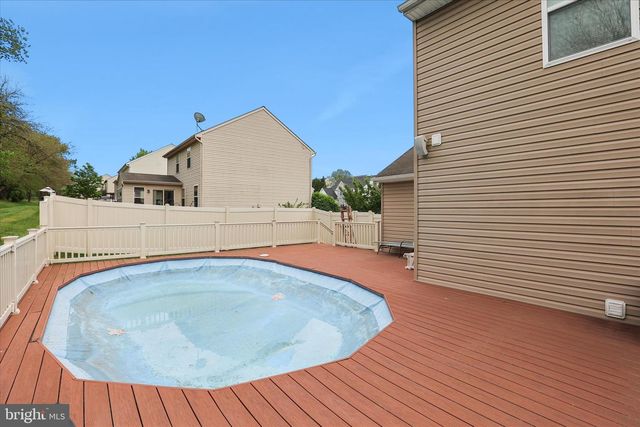 135 SURREY LN, York, PA 17402