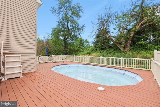 135 SURREY LN, York, PA 17402