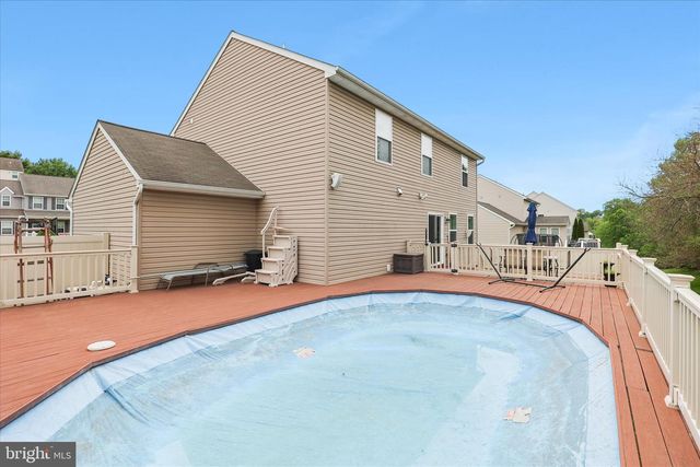 135 SURREY LN, York, PA 17402
