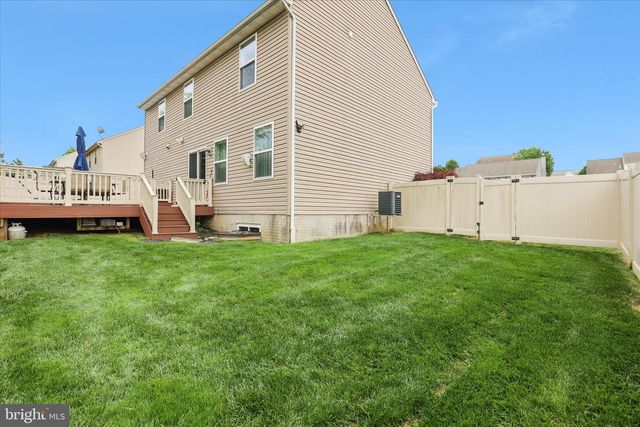 135 SURREY LN, York, PA 17402