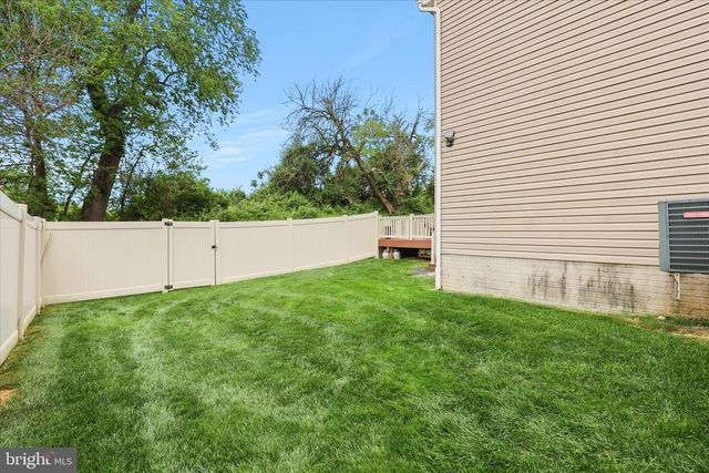 135 SURREY LN, York, PA 17402