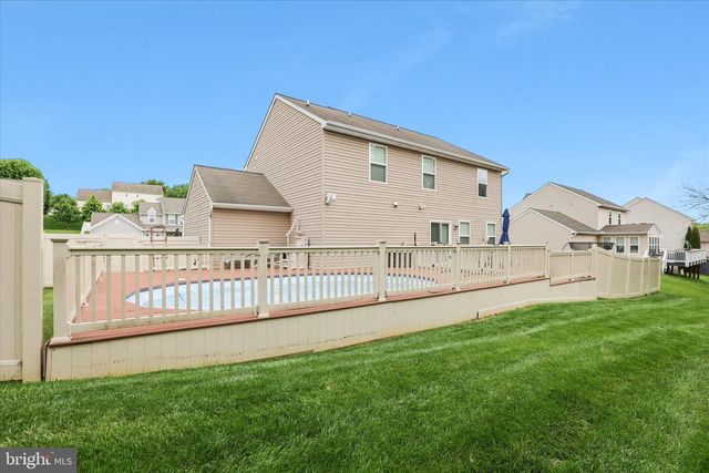 135 SURREY LN, York, PA 17402