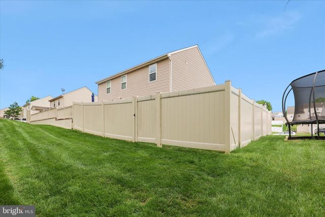 135 SURREY LN, York, PA 17402