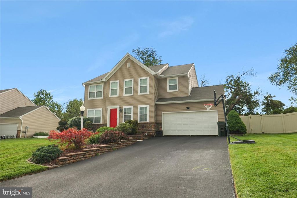135 SURREY LN, York, PA 17402