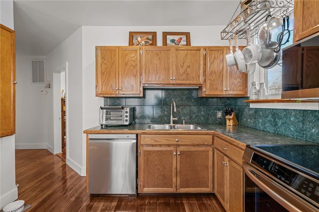 25 Peckham Avenue, Newport, RI 02840