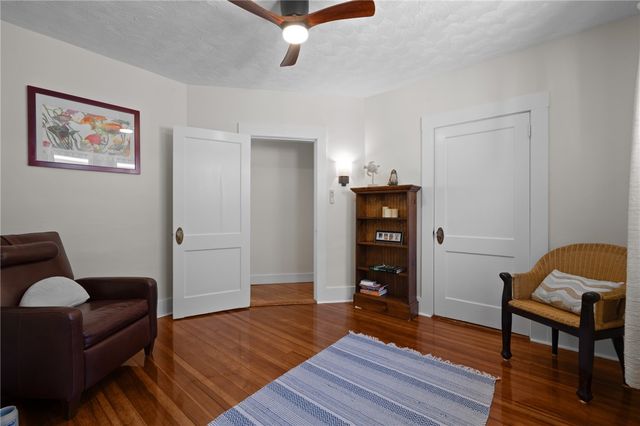 25 Peckham Avenue, Newport, RI 02840