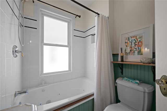 25 Peckham Avenue, Newport, RI 02840