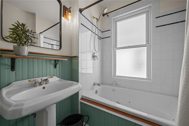 25 Peckham Avenue, Newport, RI 02840