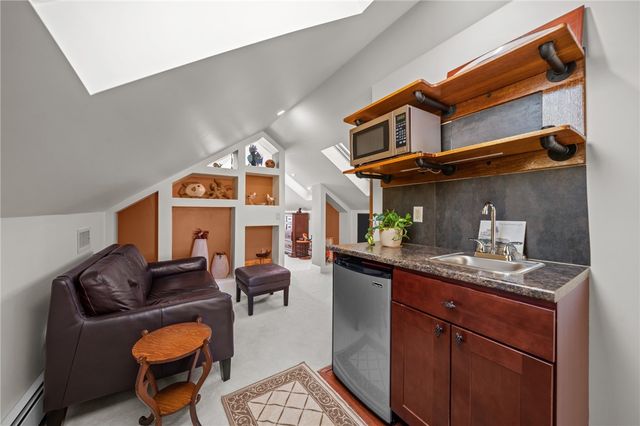 25 Peckham Avenue, Newport, RI 02840