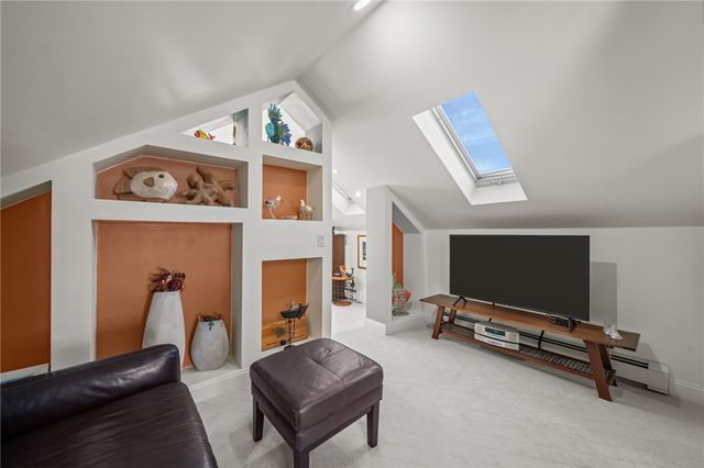 25 Peckham Avenue, Newport, RI 02840