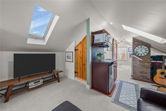 25 Peckham Avenue, Newport, RI 02840