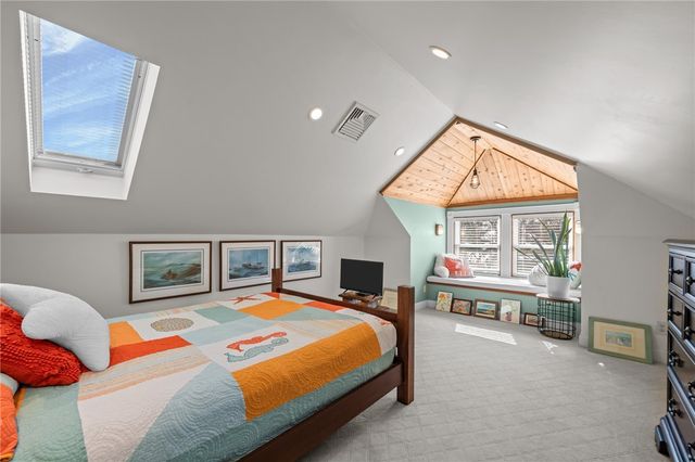 25 Peckham Avenue, Newport, RI 02840