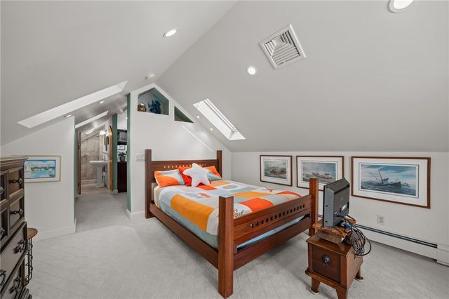 25 Peckham Avenue, Newport, RI 02840