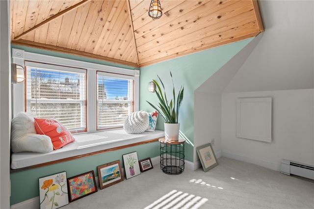 25 Peckham Avenue, Newport, RI 02840