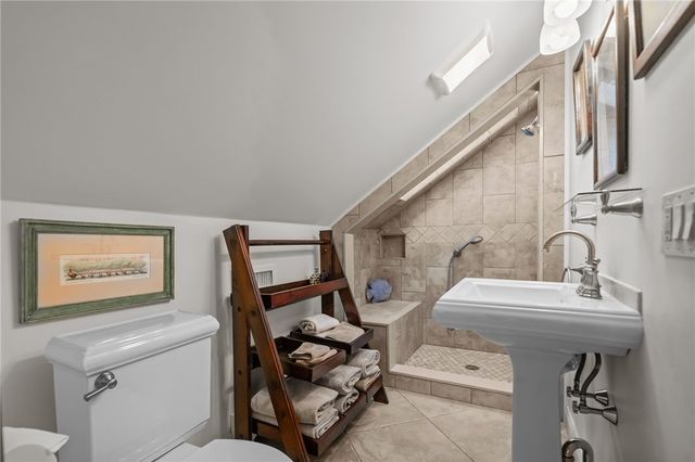 25 Peckham Avenue, Newport, RI 02840