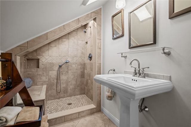 25 Peckham Avenue, Newport, RI 02840