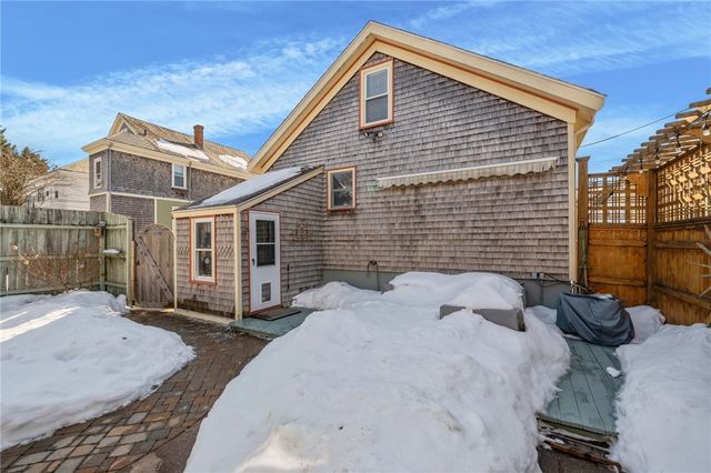 25 Peckham Avenue, Newport, RI 02840