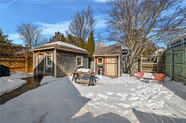 25 Peckham Avenue, Newport, RI 02840