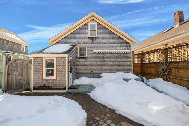 25 Peckham Avenue, Newport, RI 02840