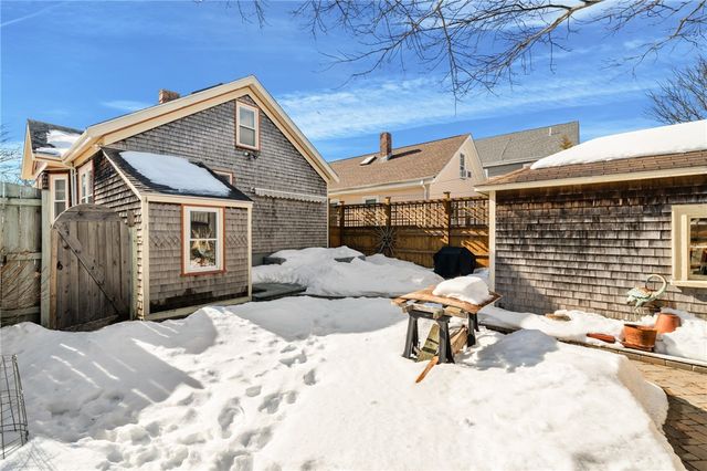 25 Peckham Avenue, Newport, RI 02840