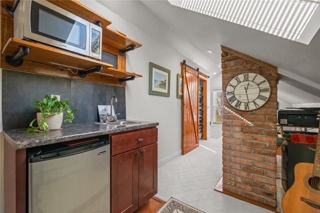 25 Peckham Avenue, Newport, RI 02840