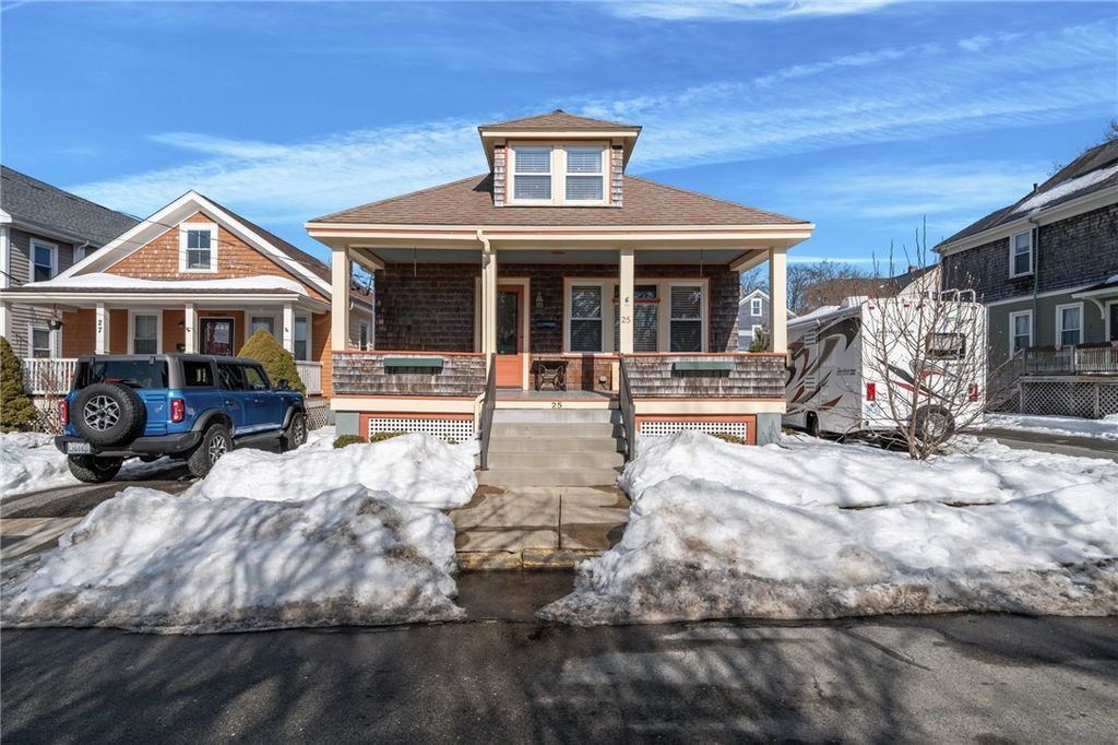 25 Peckham Avenue, Newport, RI 02840