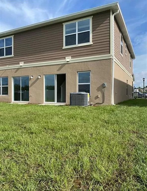 Image 11 of property listing at 1340 MIRABELLA CIRCLE, Davenport, FL 33897