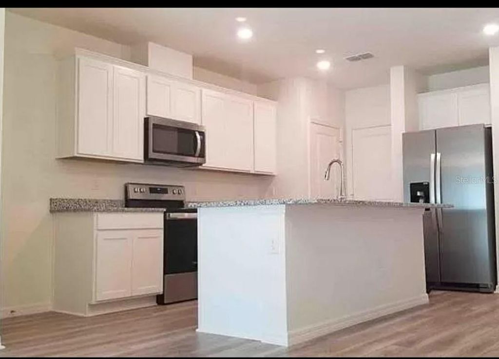 Image 3 of property listing at 1340 MIRABELLA CIRCLE, Davenport, FL 33897