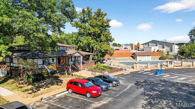 10140 Sakura Drive, St Louis, MO 63128