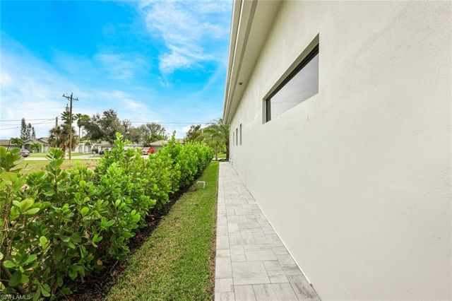 215 SE 28th TER, Cape Coral, FL 33904