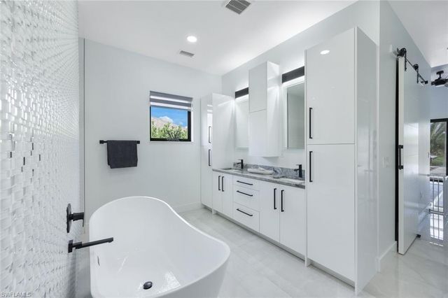 215 SE 28th TER, Cape Coral, FL 33904