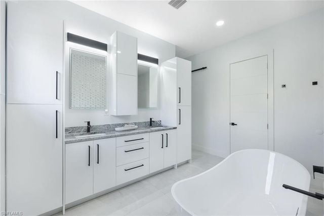 215 SE 28th TER, Cape Coral, FL 33904