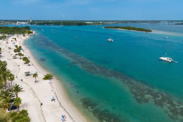 36 HARBOUR ISLE Drive W 104, Fort Pierce, FL 34949