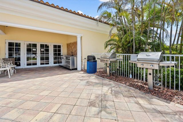 36 HARBOUR ISLE Drive W 104, Fort Pierce, FL 34949