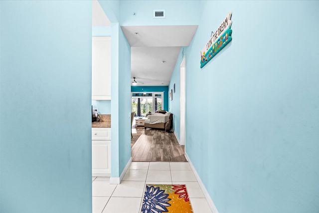 36 HARBOUR ISLE Drive W 104, Fort Pierce, FL 34949