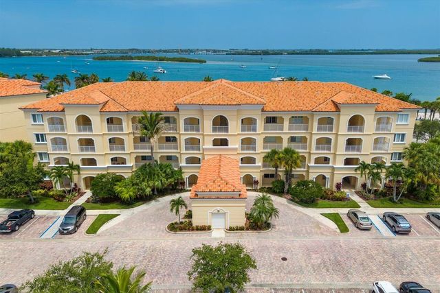 36 HARBOUR ISLE Drive W 104, Fort Pierce, FL 34949