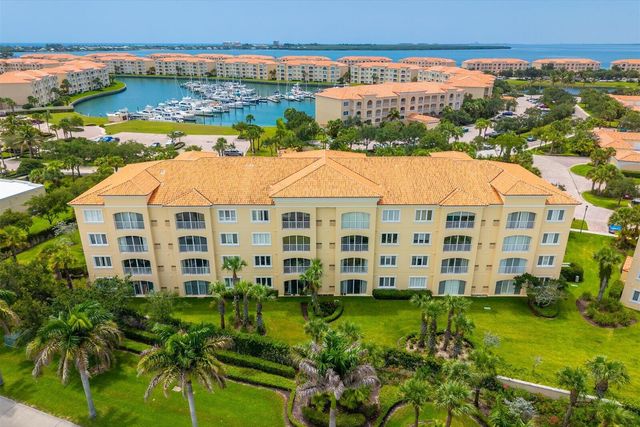 36 HARBOUR ISLE Drive W 104, Fort Pierce, FL 34949