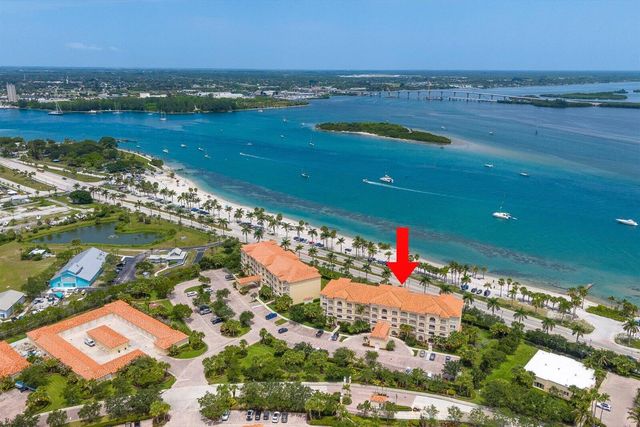 36 HARBOUR ISLE Drive W 104, Fort Pierce, FL 34949