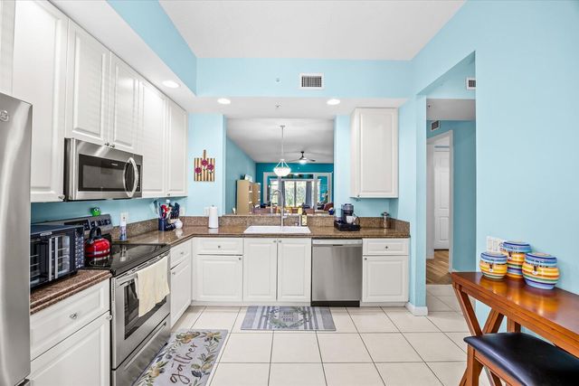 36 HARBOUR ISLE Drive W 104, Fort Pierce, FL 34949