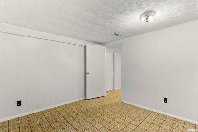 1114 S MAIN Street, Washington, IL 61571