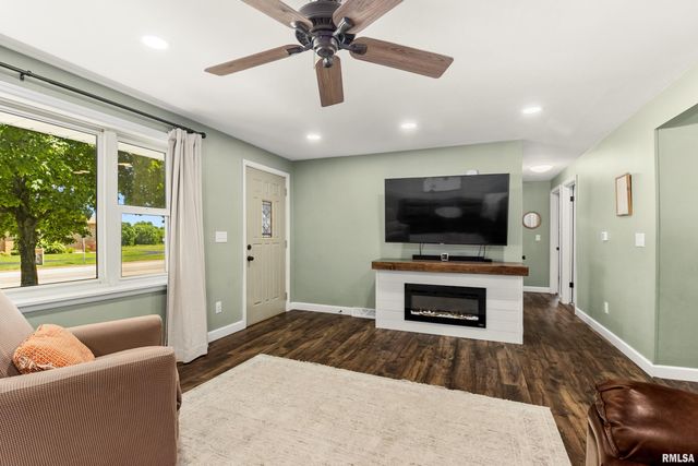 1114 S MAIN Street, Washington, IL 61571