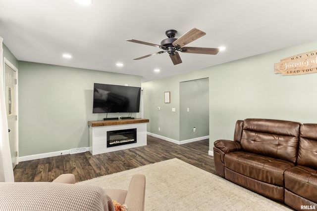 1114 S MAIN Street, Washington, IL 61571