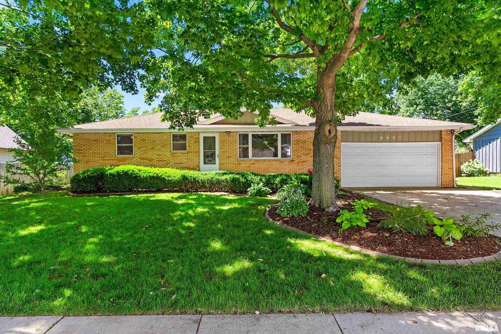 1114 S MAIN Street, Washington, IL 61571