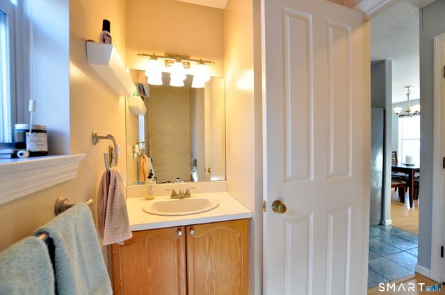 7 Glen Hollow, East Granby, CT 06026