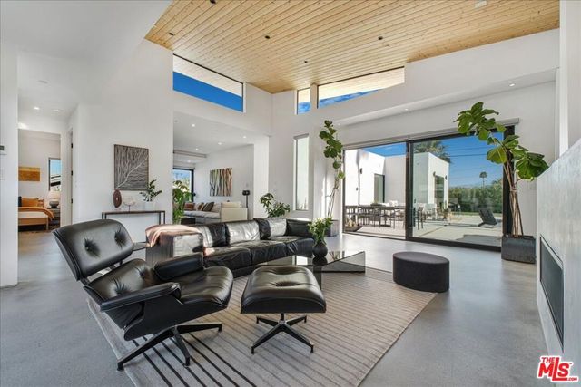 527 W Santa Catalina Road, Palm Springs, CA 92262